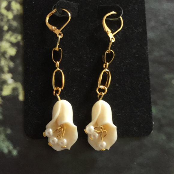 18K Gold Plated Ivory Rose Earrings with pearls - Picture 3 of 3